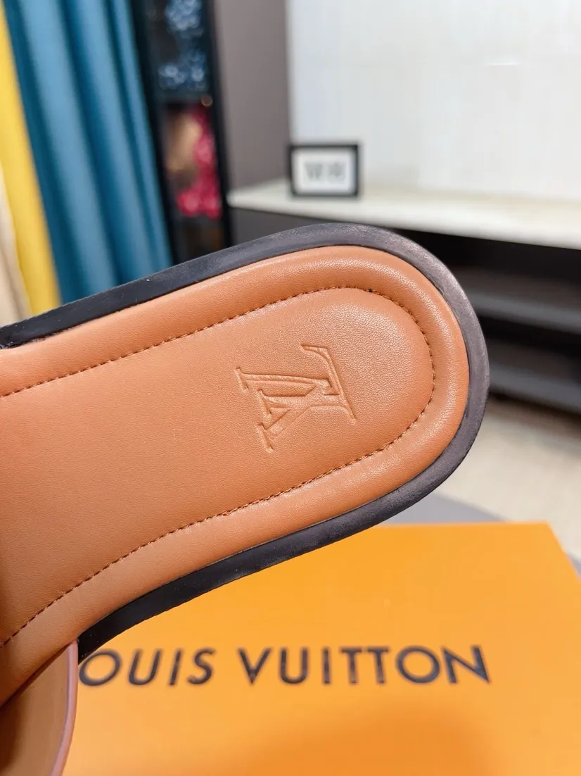 Men's shoes 💰340🌸🌸LV medium men's spring and summer slippers counter synchronization. The uppers are imported cowhide fabrics from Italy, logo graphics and high-quality craftsmanship. Soles: original soles specially provided by the original factory. Exclusive molded soles are super comfortable. Original factory single goods. 🔍🔍High quality. You can enter and exit the counter at will. Welcome to compare. Size 38-45